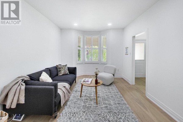 Primary Bedroom - 22 Connaught Avenue, Toronto, ON M4L2V9 Photo 4