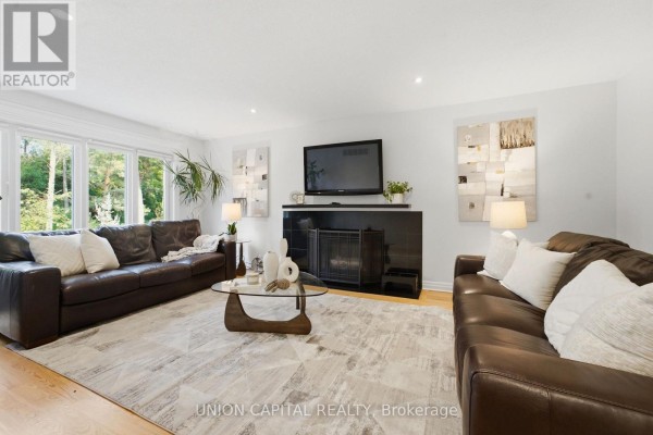 Living room - 22 Cynthia Crescent, Richmond Hill, ON L4E2P8 Photo 5