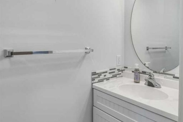 Kitchen - 22 Glensummit Close, Cochrane, AB T4C2J9 Photo 5