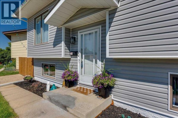 Bedroom - 22 Greenham Drive, Red Deer, AB T4P2X4 Photo 5