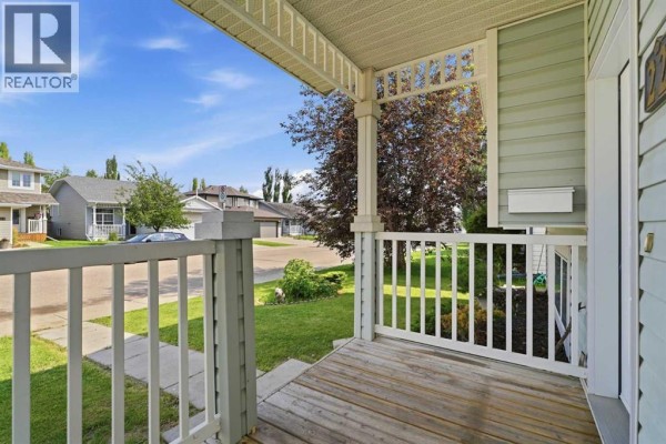 Living room - 22 Lanterman Close, Red Deer, AB T4R3K3 Photo 5