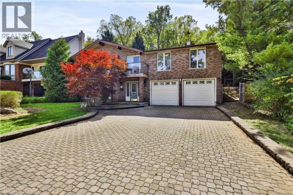 Paved circular driveway leading to the entrance of a brick house with a double garage. - 22 Oakridge Drive, Stoney Creek
