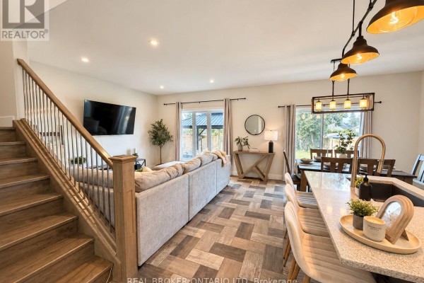 Kitchen - 22 Queensway Drive, Strathroy Caradoc, ON N7G4M3 Photo 3