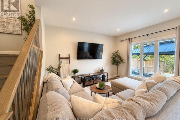 Den - 22 Queensway Drive, Strathroy Caradoc, ON N7G4M3 Photo 4