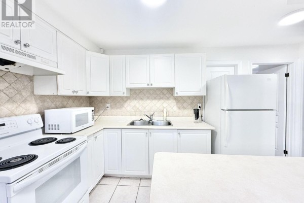 22 Risebrough Avenue, Toronto, ON M2M2E1 Photo 2