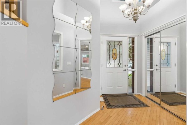 Living room - 22 Somerside Crescent Sw, Calgary, AB T2V5R4 Photo 3