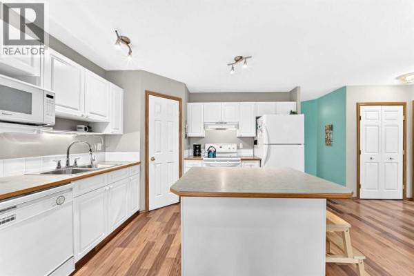 Kitchen - 22 Somervale Point Sw, Calgary, AB T2Y3K4 Photo 5