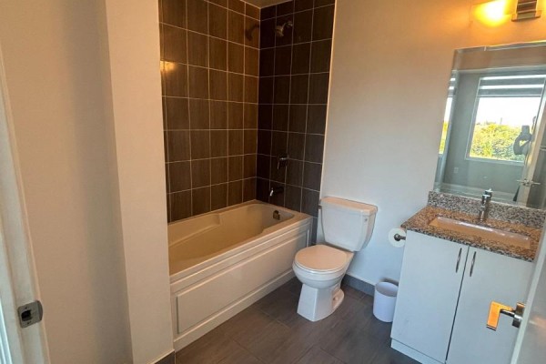 Kitchen - 220 - 3220 Sheppard Avenue E, Toronto, ON M1T0B7 Photo 3