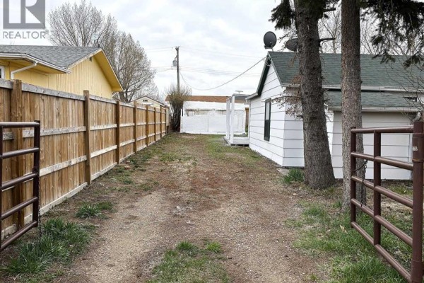 220 Armstrong Street, Carmangay, AB, photo 2
