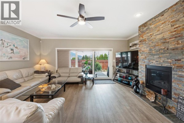 Living room - 220 Brandon Avenue, Penticton, BC V2A3S6 Photo 3