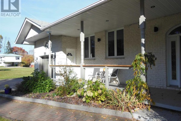 Living room - 220 Case Rd, Sault Ste  Marie, ON P6A6J8 Photo 3