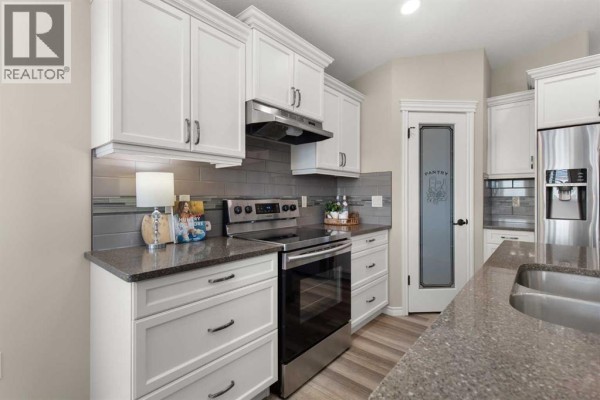 Primary Bedroom - 220 Sierra Road Sw, Medicine Hat, AB T1B4Y6 Photo 5