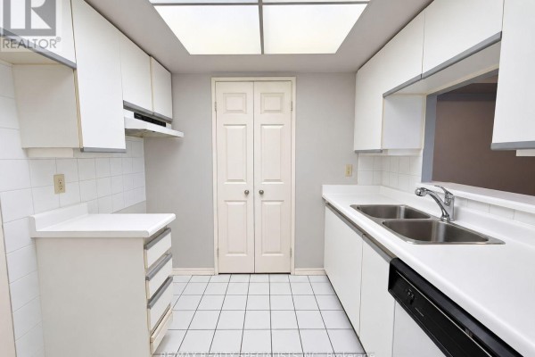 2202 - 285 Enfield Place, Mississauga, ON L5B3Y6 Photo 4