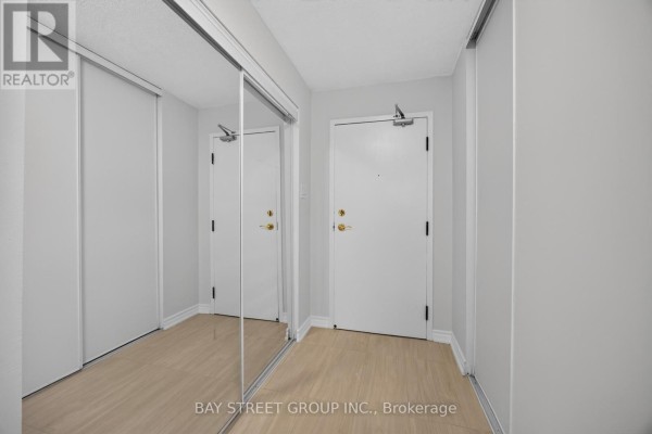 Kitchen - 2203 - 400 Webb Drive, Mississauga, ON L5B3Z7 Photo 3