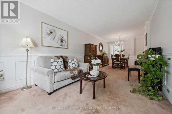 Family room - 2203 Robin Drive, Mississauga, ON L5K2L5 Photo 5