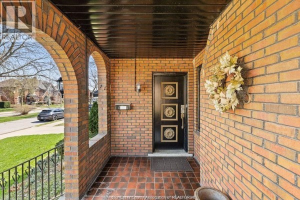 2pc Bathroom - 2203 Victoria, Windsor, ON N8X1R2 Photo 4