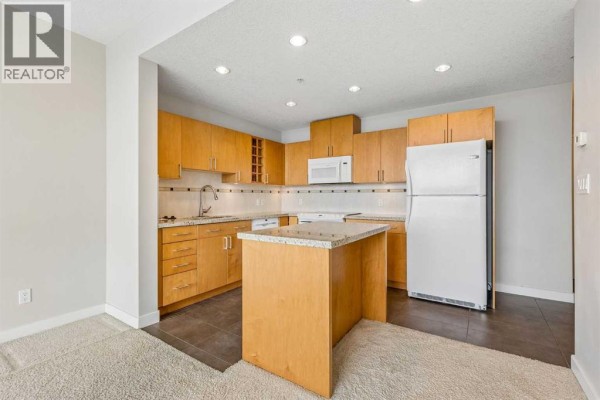 Kitchen - 2204, 77 Spruce Place Sw, Calgary, AB T3C3X6 Photo 4