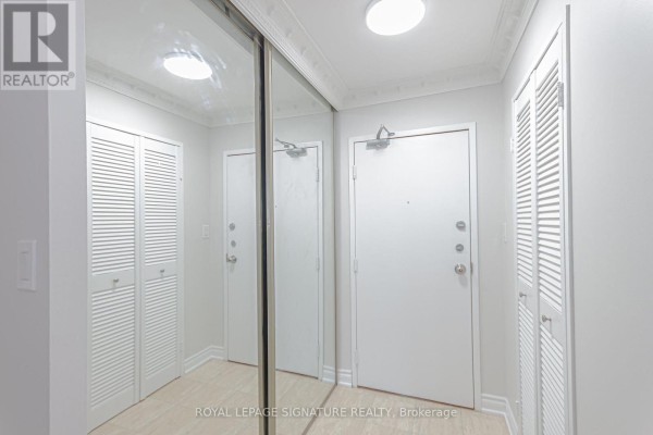 Kitchen - 2205 - 50 Quebec Avenue, Toronto, ON M6P4B4 Photo 3