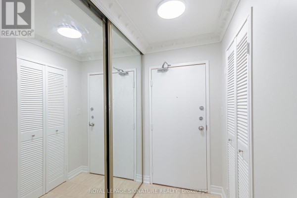 Primary Bedroom - 2205 - 50 Quebec Avenue, Toronto, ON M6P4B4 Photo 4