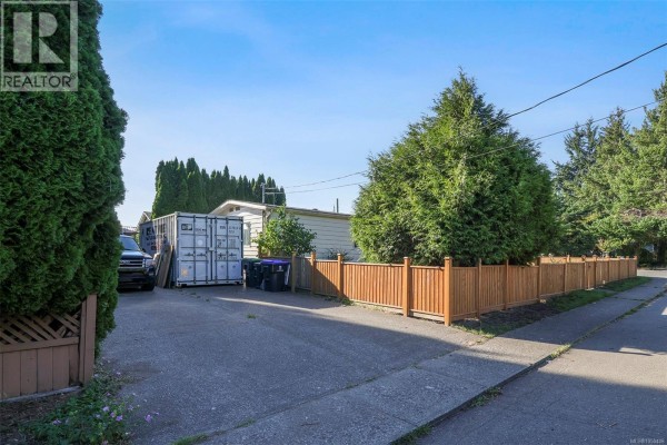 Laundry room - 2205 4th St E, Courtenay, BC V9N7L9 Photo 3
