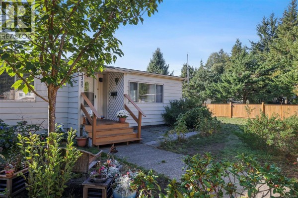 Bedroom - 2205 4th St E, Courtenay, BC V9N7L9 Photo 4