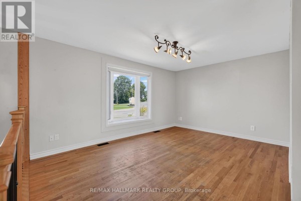 Dining room - 2205 Woods Street, Clarence Rockland, ON K4K1J3 Photo 5