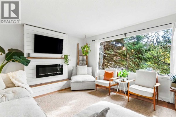 Living room - 2206 29 Avenue Sw, Calgary, AB T2T1N7 Photo 4