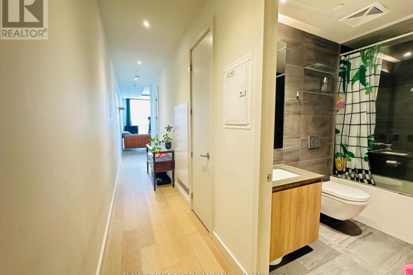 Kitchen - 2207 - 81 Wellesley Street E, Toronto, ON M4Y0C5 Photo 4