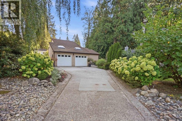 2207 Tanager Place, North Vancouver, BC V7J3R3 Photo 2