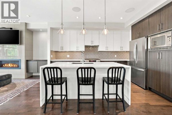 Living room - 2208 32 Street Sw, Calgary, AB T3E2R5 Photo 4