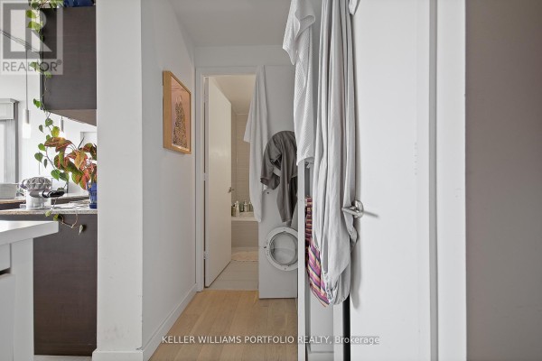 2209 - 8 Charlotte Street, Toronto, ON M5V0K4 Photo 3
