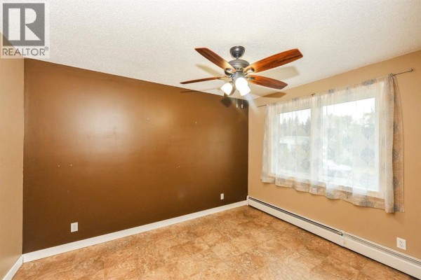 Living room - 221 1 Avenue, Rosalind, AB T0B3Y0 Photo 5