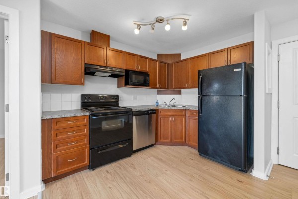 Kitchen - #221 240 Spruce Ridge Rd, Spruce Grove, AB T7X0G5 Photo 3