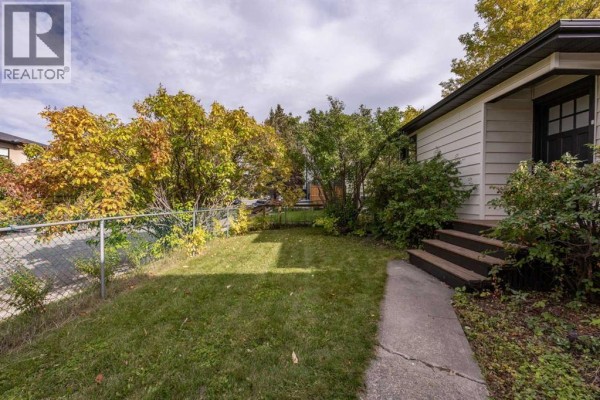 Primary Bedroom - 221 26 Avenue Ne, Calgary, AB T2E1Z1 Photo 3
