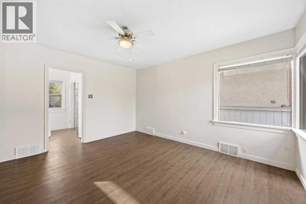 4pc Bathroom - 221 26 Avenue Ne, Calgary, AB T2E1Z1 Photo 5