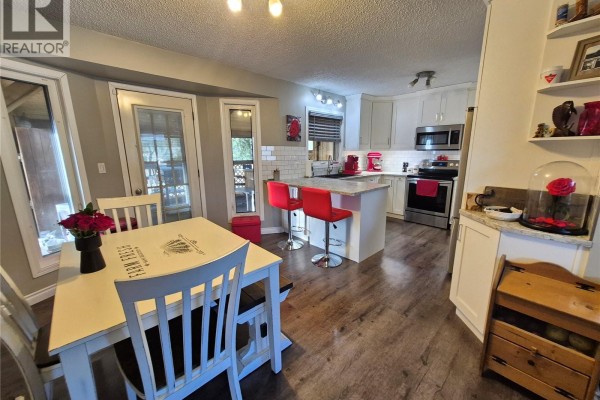 Kitchen/Dining room - 221 Bean Crescent, Weyburn, SK S4H3A3 Photo 5