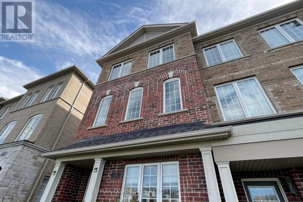 221 Harding Park Street, Newmarket, ON L3Y0E3 Photo 2