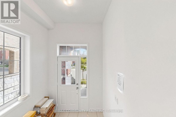 221 Harding Park Street, Newmarket, ON L3Y0E3 Photo 4