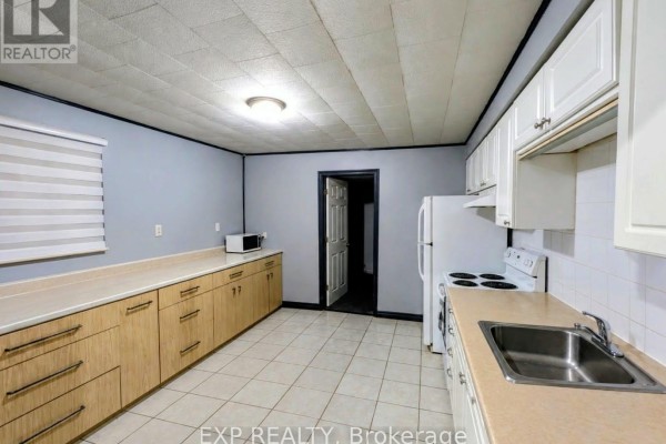Living room - 221 Henrietta Street N, Fort Erie, ON L2A2K6 Photo 3