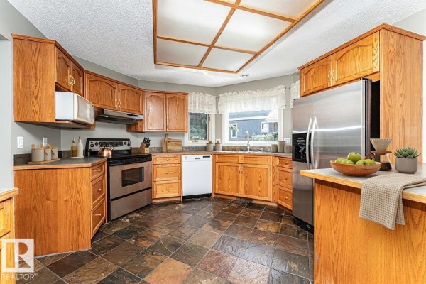 Dining room - 221 Ockenden Pl Nw, Edmonton, AB T6R1K5 Photo 2
