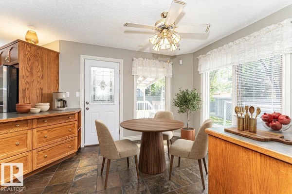 Kitchen - 221 Ockenden Pl Nw, Edmonton, AB T6R1K5 Photo 3
