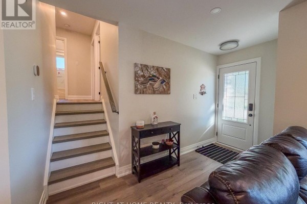 Living room - 221 Tupper Boulevard, New Tecumseth, ON L9R1B5 Photo 3