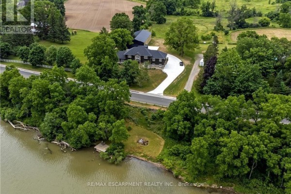 Waterfront home with barn and dock - 2210 Highway 54 Haldimand