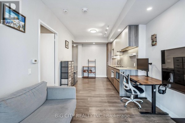 Living room - 2211 - 898 Portage Parkway, Vaughan, ON L4K0J6 Photo 3