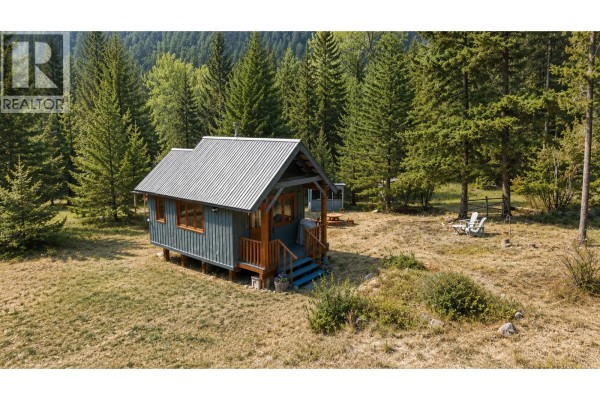 Bedroom - Bachelor - 22111 Fountain Valley Road, Lillooet, BC V0K1V0 Photo 3