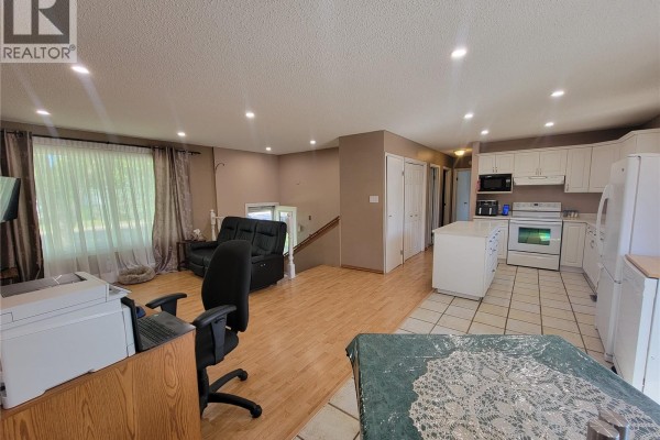4pc Bathroom - 2212 95th Street, North Battleford, SK S9A3K5 Photo 3