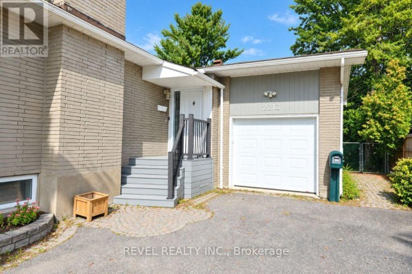 Close-up view of the entrance and garage door of the house at 2213 Circle Place. - 2213 Circle Place, Ottawa