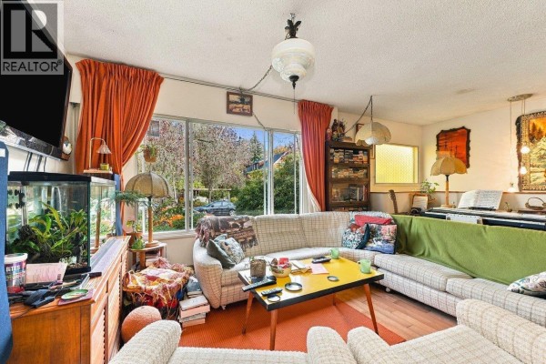 2214 E 4th Avenue, Vancouver, BC V5N1K8 Photo 4