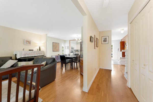 2215 153a Street, Surrey, BC V4A4R4 Photo 2