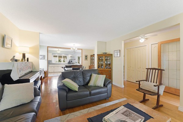 2215 153a Street, Surrey, BC V4A4R4 Photo 4